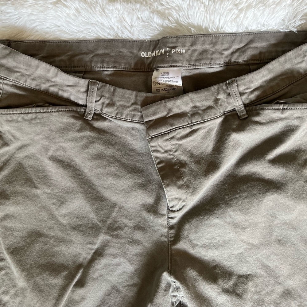 Old navy light gray pixie cropped pants size 16 petite